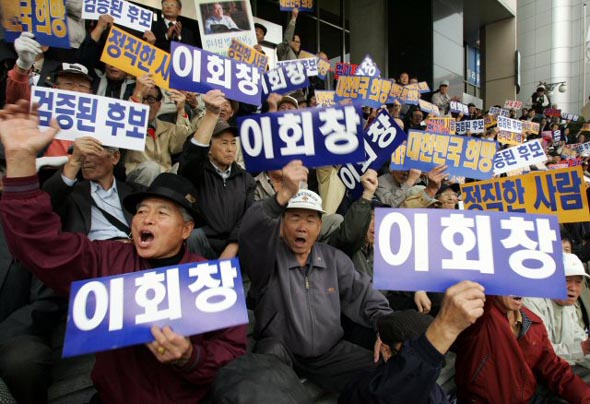 23일 서울 남대문 이회창 전 총재 사무실 앞에서 이회창팬클럽연합 회원들이 이 전 총재의 이름을 쓴 손팻말 등을 흔들며 대선출마를 촉구하고 있다. 연합뉴스