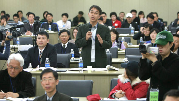 지난 20일 ‘100인 유권자위원회 정책평가 워크숍’이 열린 서울 대우센터빌딩 컨벤션홀에서, 한 유권자가 각 후보 진영에서 나온 정책 책임자들에게 질문하고 있다. 박종식 기자 <A href="mailto:anaki@hani.co.kr">anaki@hani.co.kr</A>