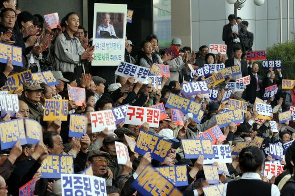 23일 서울 남대문 이회창 전 총재 사무실 앞에서 이회창팬클럽연합 회원들이 ‘이회창‘ 플래카드 등을 흔들며 이회창 전 한나라당 총재의 대선출마를 촉구하고 있다. 연합