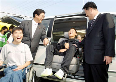 교통 약자들의 이동 편의에 초점을 맞춘 현대·기아차의 ‘이지 무브’ 캠페인이 장애인들에게 즐거운 동행이 되고 있다. 지난해 10월 서울 노원구 구민체육시설에서 열린 제1회 보치아 생활체육대회에 참가한 장애인들이 그랜드 카니발 이지 무브 차량에서 내리며 활짝 웃고 있다. 현대차 제공