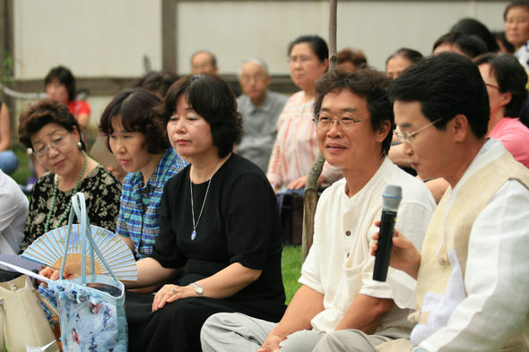 ‘엠캐슬 저지와 마을 산 찾기’의의를 알리려고 마련한 ‘청산 녹수’음악회에서 이철수씨가 사회자와 마을 산 찾기 상황 등을 이야기 하고 있다.