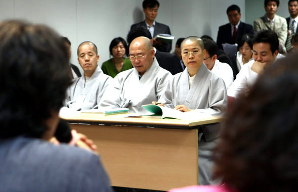 승려들이 25일 서울 용산구 국방부 청사에서 국방부 과거사진상규명위원회의 ‘10·27 법난’조사결과 발표를 주의 깊게 듣고 있다. 김명진 기자 <A href="mailto:littleprince@hani.co.kr">littleprince@hani.co.kr</A>