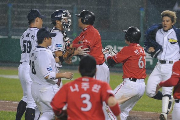 25일 잠실구장에서 열린 2007 프로야구 한국시리즈 3차전 두산과 SK의 경기 6회초 1사 이후 두산이 대량실점 한뒤, 두산 투수 이혜천의 볼이 김재현의 몸에 바짝 붙어 들어오자 빈볼시비가 일어 양팀 선수들이 나와 몸싸움을 벌이고 있다. (서울=연합뉴스)