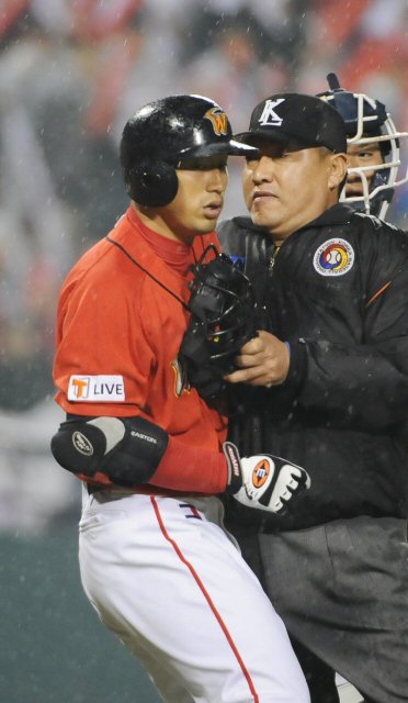 25일 잠실야구장에서 열린 한국시리즈 3차전 두산 베어스와 SK와이번스와의 경기에서 SK가 9-0으로 앞선 6회 1사 김재현 타석때 두산 투수 이혜천의 투구에 항의하기 위해 마운드로 가는 김재현을 심판이 저지하고 있다.  (서울=연합뉴스)