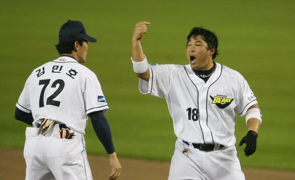 25일 오후 서울 잠실야구장에서 열린 2007 한국시리즈 두산-SK전 6회초 SK공격, 1사 이후 김재현타석에서 빈볼 시비로 SK 선수들과 뒤섞여 싸우던 김동주가 화를 참지 못하고 있다. (서울=연합뉴스)