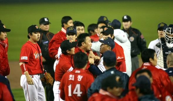 25일 오후 서울 잠실야구장에서 열린 2007 한국시리즈 두산-SK전 6회초 SK공격, 1사 이후 김재현타석에서 빈볼 시비로 SK와 두산 선수들이 뒤섞여 몸싸움을 하고 있다. (서울=연합뉴스)