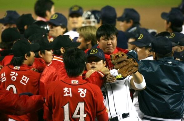 25일 오후 서울 잠실야구장에서 열린 2007 한국시리즈 두산-SK전 6회초 SK공격, 김재현타석에서 투수의 빈볼 시비로 SK와 두산 선수들이 뒤섞여 싸우고 있다. SK 투수 채병룡이 두산 김동주의 목을 낚아채고 있다.  (서울=연합뉴스)