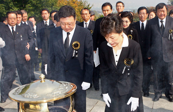 박근혜 전 한나라당 대표가 26일 오전 서울 동작동 국립현충원 박정희 전 대통령 묘역에서 열린 박정희 전 대통령 서거 28주기 추도식에 참석해 동생 지만씨와 함께 분향하고 있다. 연합뉴스