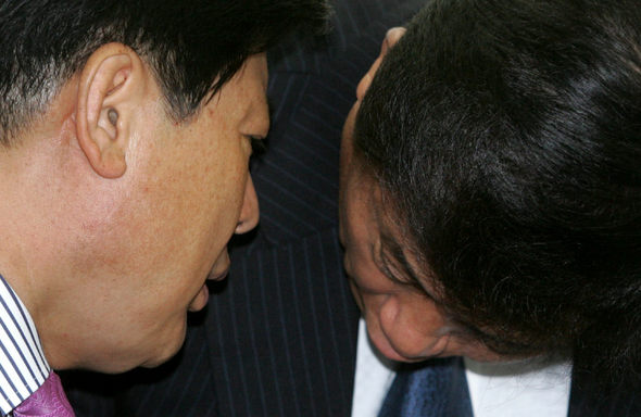 임인배 국회 과학기술정보통신위 위원장(왼쪽)과 김태환 한나라당 의원이 26일 오전 서울 여의도 국회에서 한국원자력연구원 등 7개 기관에 대한 국정감사 도중 귀엣말을 하고 있다. 이날 국정감사는 임 위원장과 김 의원 등 과기정위 소속 일부 의원들이 피감기관으로부터 향응을 받은 것에 대한 의원들의 문제제기로 정회됐다가 다시 열렸다. 강재훈 선임기자 <A href="mailto:khan@hani.co.kr">khan@hani.co.kr</A>