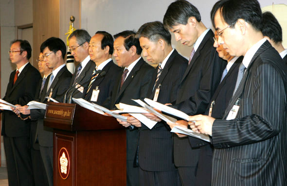 “수용 불가” / ‘올바른 로스쿨을 위한 시민·인권·노동·법학계 비상대책위’ 위원들이 26일 오전 국회 기자실에서 교육부의 로스쿨 총정원 재보고 내용을 비판하는 기자회견을 하고 있다. 강재훈 선임기자 khan@hani.co.kr