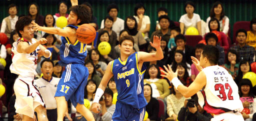 창원 LG 이현민(왼쪽)이 28일 경남 창원실내체육관에서 벌어진 2007~2008 프로농구 서울 삼성전에서 수비수를 피해 팀동료 현주엽(오른쪽)에게 공을 넘겨주고 있다. 창원/연합뉴스