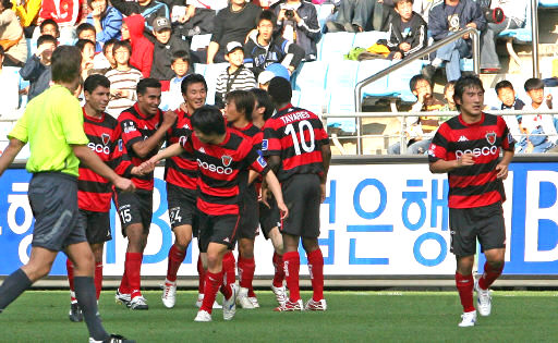 포항 황재원(왼쪽 세번째)이 28일 울산문수축구경기장에서 열린 울산 현대와 프로축구 준플레이오프 경기에서 선제골을 성공시킨 뒤 동료들의 축하를 받고 있다. 울산/연합뉴스