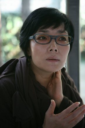중견안무가 안애순(안애순무용단 예술감독) 씨. 올해 초 ‘백색소음’이라는 신작을 발표했던 그가 30일과 31일 다시 신작 ‘3 Tenses’를 예술의전당 토월극장 무대에 올린다. 이번 공연에는 2002년 초연돼 좋은 반응을 얻었던 ‘아이고’도 함께 무대에 올려진다. 연합.