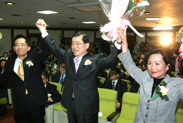 문국현 전 유한킴벌리 사장이 30일 오후 서울 여의도 중소기업회관에서 열린 창조한국당 창당대회에서, 함께 공동대표로 뽑힌 이용경 전 케이티(KT) 사장, 이정자 녹색구매네트워크 상임대표와 손을 맞잡고 대의원들의 환호에 답하고 있다. 김종수 기자 <A href="mailto:jongsoo@hani.co.kr">jongsoo@hani.co.kr</A>