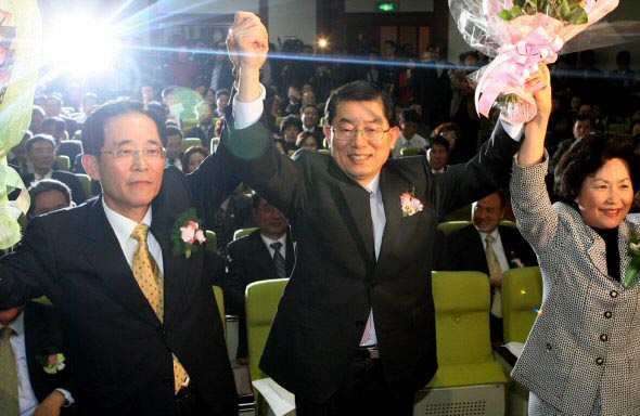 창조한국당 문국현 공동대표가 30일 오후 여의도 중소기업회관에서 열린 중앙당 창당대회에서 공동대표로 선출된 이정자 녹색구매네트워크 상임대표, 이용경 전 KT 사장과 손을 맞잡고 포즈를 취하고 있다. 창조한국당은 다음달 4일 대통령 후보자 지명대회에서 문국현 공동대표를 대선후보로 추대할 예정이다. 연합뉴스