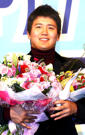 2007 프로야구 신인상을 받은 임태훈이 꽃다발을 들고 환하게 웃고 있다. 연합뉴스