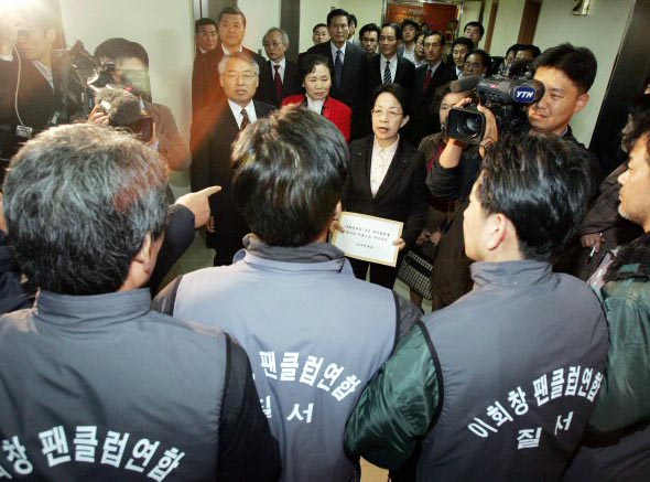 31일 오후 민주연대21 소속회원들이 서울 남대문 이회창 전 한나라당 총재의 사무실 앞에서 이 전 총재의 불출마를 촉구하는 항의서한을 전달하려다 사무실 진입을 저지하는 이 전 총재의 지지자들과 대치하고 있다. 연합뉴스