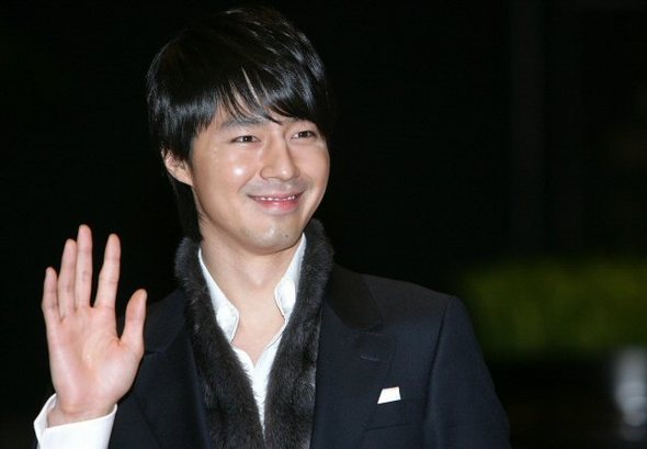 지난달 31일 저녁 하얏트 호텔에서 열린 ‘제45회 영화의 날’ 시상식에 참석한 영화배우 조인성이 레드카펫에서 포즈를 취하고 있다. 연합뉴스 지난달 31일 저녁 하얏트 호텔에서 열린 ‘제45회 영화의 날’ 시상식에 참석한 영화배우 조인성이 레드카펫에서 포즈를 취하고 있다. 연합뉴스