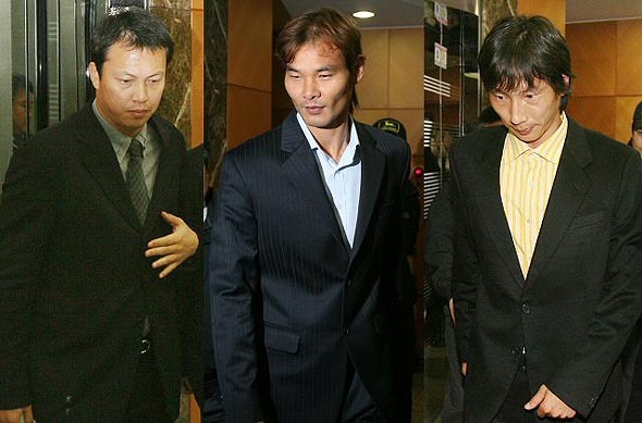 유구무언. 지난 7월 2007 인도네시아 자카르타에서 열린 아시안컵축구대회 기간 중 숙소를 이탈해 술을 마셔 물의를 빚은 이운재, 우성용, 김상식(왼쪽부터)이 2일 오전 서울 축구회관에서 열린 상벌위원회에 차례로 출석하고 있다. 연합뉴스 유구무언. 지난 7월 2007 인도네시아 자카르타에서 열린 아시안컵축구대회 기간 중 숙소를 이탈해 술을 마셔 물의를 빚은 이운재, 우성용, 김상식(왼쪽부터)이 2일 오전 서울 축구회관에서 열린 상벌위원회에 차례로 출석하고 있다. 연합뉴스