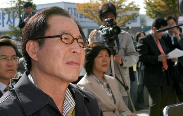 31일 울산시 북구 홈에버 앞에서 권영길 민주노동당 대선 후보가 기자회견을 하고 있다. (울산=연합뉴스)