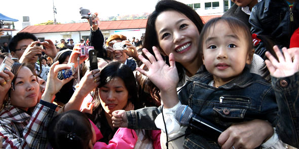 '베트남-한국 가족의 날' 행사에 참석한 베트남-한국 부부들과 자녀들이 드라마 '황금신부'의 주인공 이영아(사진 가운데)씨와 사진을 찍으며 즐거운 한때를 보내고 있다. 신소영 기자 <A href="mailto:viator@hani.co.kr">viator@hani.co.kr</A>