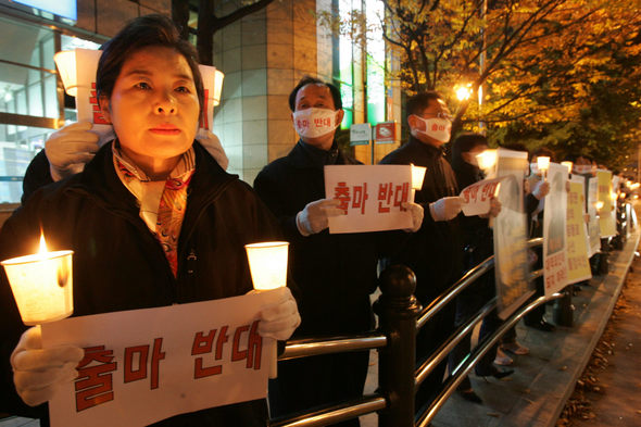 이명박 한나라당 대통령후보 지지자들이 4일 밤 서울 용산구 서빙고동 이회창 전 총재 자택 입구에서 대선출마 반대 촛불집회를 열고 있다. 김종수 기자 <A href="mailto:jongsoo@hani.co.kr">jongsoo@hani.co.kr</A>