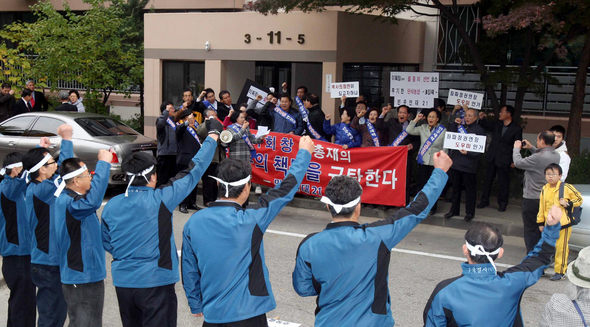 이회창 전 한나라당 총재의 지방 칩거가 계속된 5일 오후 서울 서빙고동 이 전 총재의 집 앞에서, 출마를 촉구하는 지지자들(아래)과 출마를 규탄하는 출마반대자들이 거리를 사이에 두고 각각 시위를 벌이고 있다. 김태형 기자 <A href="mailto:xogud555@hani.co.kr">xogud555@hani.co.kr</A>