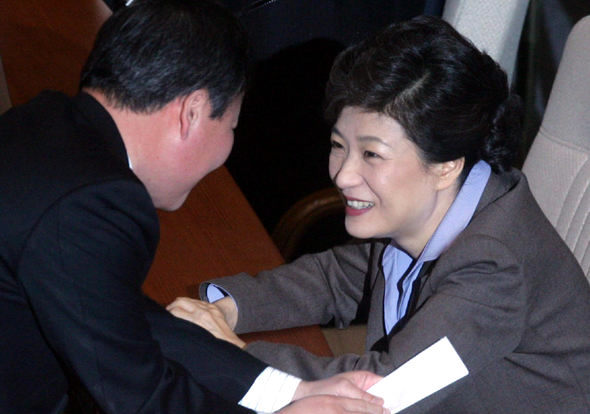 박근혜 전 한나라당 대표가 6일 오전 서울 여의도 국회 본회의장에서 자신의 자리로 찾아온 김재원 의원과 밝은 표정으로 이야기하고 있다. 강재훈 선임기자 <A href="mailto:khan@hani.co.kr">khan@hani.co.kr</A>