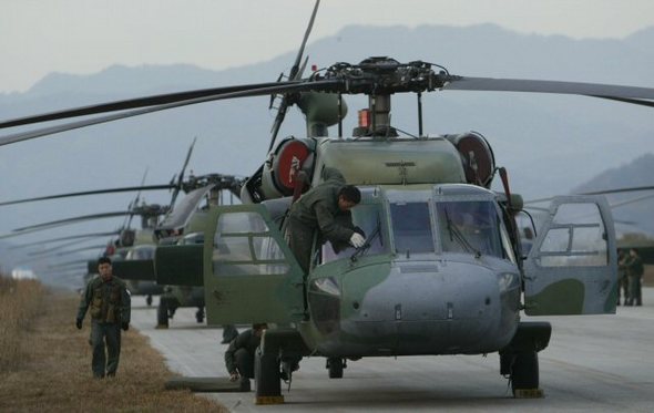 사고 직전 양구 비행장서 이륙 준비중인 군 헬기들   (인제=연합뉴스) 이해용 기자 = 5일 밤 강원도 인제군 현리 육군 모부대 항공대 활주로에서 추락한 군 헬기가 이날 오후 양구비행장 활주로에서 이륙준비를 하고 있다. 이번 훈련은 양구비행장에서 야간을 이용, 병력을 헬기편으로 가상의 공격지역인 현리비행장으로 이동시키는 훈련이었다.