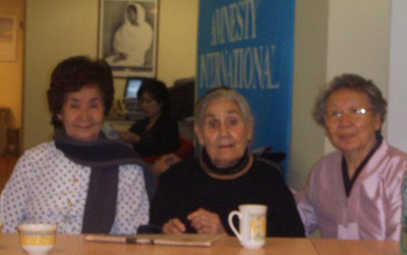 한국의 길원옥(79), 네덜란드의 엘렌 판 더 플뢰그(84), 필리핀의 메넨 카스티요 (78) 등 3명의 할머니는 6일 오후(현지시각) 브뤼셀의 유럽의회에서 사상 처음으로 열린 일본군 위안부 청문회에서 증언을 통해 일제의 만행을 고발했다. 브뤼셀/연합뉴스