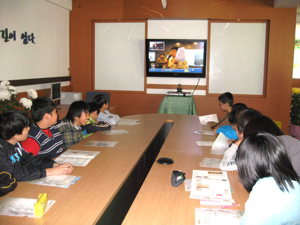 충북 단양 별방초중학교 학생 15명이 8일 오후 ‘화상으로 만나는 우암 송시열 특별전’을 지켜보고 있다.청주박물관 제공.