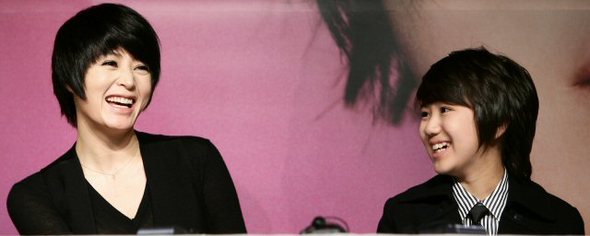 8일 오후 소격동 아트선재센터에서 열린 영화 ‘열한번째 엄마‘(감독 김진성) 제작보고회에서 주연을 맡은 김혜수(왼쪽), 김영찬이 크게 웃고 있다.  (서울=연합뉴스)