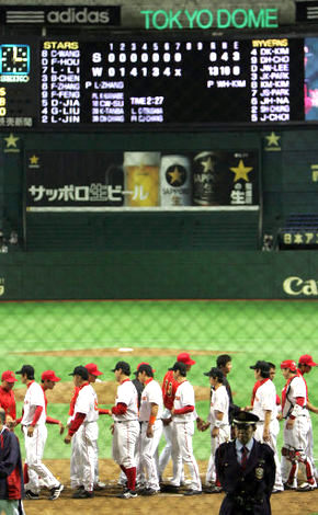 9일 중국 올스타팀에 7회 콜드게임승(13-0)을 거둔 SK 선수들이 상대 선수들과 악수를 하고 있다. 도쿄/연합뉴스