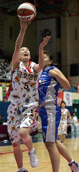 2007-2008 여자프로농구 금호생명과 우리은행의 경기가 열린 8일 구리실내체육관에서 금호생명 이언주가 수비를 피해 레이업 슛을 하고 있다. 구리/연합뉴스