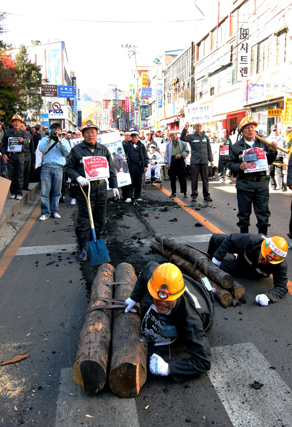 지난 7일 강원도 태백 황지 시내에서 열린 ‘진폐환자 보호 종합대책 마련 촉구 궐기대회’ 영상미디어팀 이규호 피디 <A href="mailto:pd295@hani.co.kr">pd295@hani.co.kr</A>