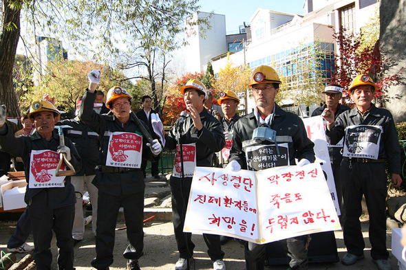 지난 7일 강원도 태백 황지 연못서 열린 ‘진폐환자 보호 종합대책 마련 촉구 궐기대회’에서 성희직 투쟁위원장이 자신이 쓴 혈서를 들고 “사생결단”을 외치고 있다 영상미디어팀 이규호 피디 <A href="mailto:pd295@hani.co.kr">pd295@hani.co.kr</A>