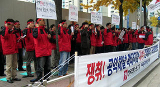 <아리랑티브이> 노동조합 조합원 120여명이 7일 서울 목동 방송회관 앞에서 아리랑티브이 공익채널 제외에 항의하는 집회를 열었다. 사진 아리랑티브이 제공