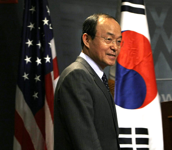 송민순 외교통상부 장관이 9일 미국 워싱턴 우드로 윌슨 국제센터에서 한·미 관계에 관한 연설을 하기 위해 도착하고 있다. 워싱턴/AP 연합