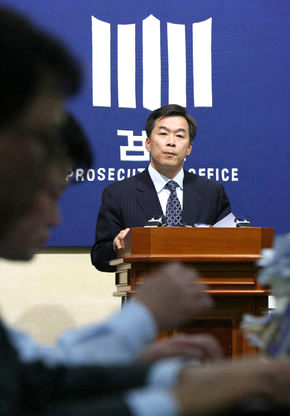 천주교 정의구현 전국사제단이 “임채진 검찰총장 내정자 등 검찰 최고위층이 이른바 ‘떡값 리스트’에 포함됐다”고 발표한 지난 12일 오후 서울 서초구 대검찰청 기자실에서 김경수 대검 홍보기획관이 임 내정자 등의 견해를 밝히는 기자회견을 하고 있다. 이종근 기자 root2@hani.co.kr