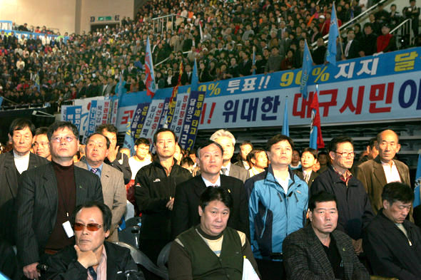 한나라당 ‘국민성공 희망대장정 대구·경북 필승결의대회’에 참석한 대구지역 당원들이 12일 오후 경북 구미 실내체육관에서 대회 진행을 지켜보고 있다. 구미/강재훈 선임기자 khan@hani.co.kr