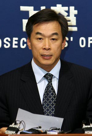 삼성그룹이 비자금을 조성해 관리한 `떡값 검사‘ 명단에 임채진 검찰총장 내정자가 포함됐다는 의혹이 제기된 가운데 12일 오후 김경수 대검 홍보기획관이 서울 대검찰청 기자실에서 입장을 발표하고 있다. 연합뉴스
