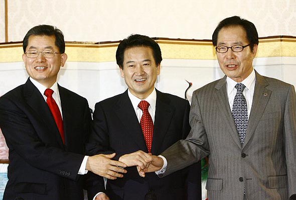 정동영 권영길 문국현, 삼성비자금 회동=정동영 대통합민주신당 후보, 권영길 민주노동당 후보, 문국현 창조한국당 후보가 13일 오전 국회 귀빈식당에서 삼성 비자금 특검 대선후보 3자 회동을 갖고 손을 맞잡아 정책협조를 다짐하고 있다. 연합뉴스