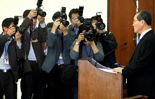 임채진 검찰총장 후보자가 13일 오전 국회에서 열린 인사청문회에서 선서를 한 뒤 모두발언을 하고 있다. 연합뉴스