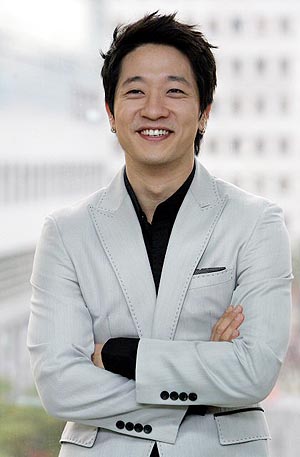 13일 오후 MBC경영센터에서 열린 4부작 드라마 연애의 발견 제작발표회에서 극중 박진원역을 맡은 그룹 클래이지콰이의 멤버 알렉스가 환히 웃고 있다. 연합뉴스