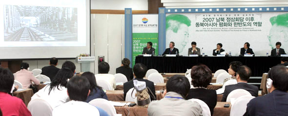 한겨레-부산 국제 심포지엄 이틀째인 14일 오전 안병민 한국교통연구원 북한교통정보센터장이 주제발표를 하고 있다. 부산/박종식 기자 <A href="mailto:anaki@hani.co.kr">anaki@hani.co.kr</A>