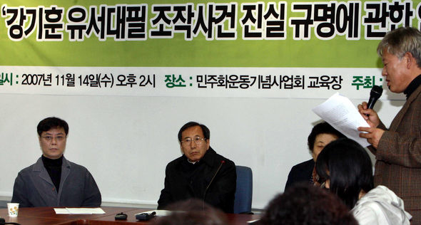 ‘강기훈씨 유서대필 조작사건 진상규명 대책위원회’가 14일 서울 정동 민주화운동기념사업회에서 연 기자회견에서 강기훈(왼쪽)씨와 함세웅 신부가 나란히 앉아, 강씨의 재심을 곧 청구하겠다는 대책위 설명을 듣고 있다. 신소영 기자 <A href="mailto:viator@hani.co.kr">viator@hani.co.kr</A>