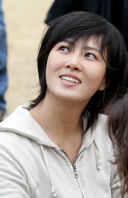 촬영장에서 만난 영화배우 김선아, 밝게 웃어요 - 14일 오후 미사리 조정경기장에서 열린 영화 ‘걸스카우트’의 현장공개에서 극중 최미경역을 맡은 배우 김선아가 연기 도중 밝게 웃고 있다. (연합뉴스) 촬영장에서 만난 영화배우 김선아, 밝게 웃어요 - 14일 오후 미사리 조정경기장에서 열린 영화 ‘걸스카우트’의 현장공개에서 극중 최미경역을 맡은 배우 김선아가 연기 도중 밝게 웃고 있다. (연합뉴스)