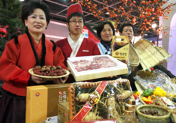 중소기업청과 시장경영지원센터가 주관하는 ‘2007 전국우수시장박람회’가 15일 서울 양재동 에이티(aT)센터에서 열려 참가한 재래시장 상인들이 팔도 특산물을 선보이고 있다. 연합뉴스