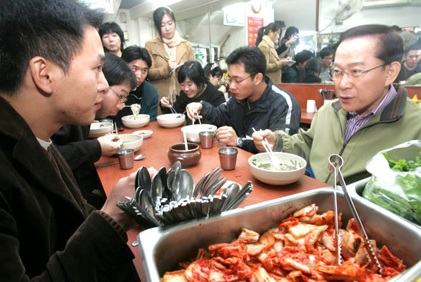 청년 구직자들과 / 이회창 무소속 후보가 15일 낮 서울 노량진의 한 분식집에서 취업 준비를 하고 있는 청년 구직자들과 함께 국수로 점심식사를 하며 실업대책에 대해 이야기하고 있다. 강재훈 선임기자 khan@hani.co.kr