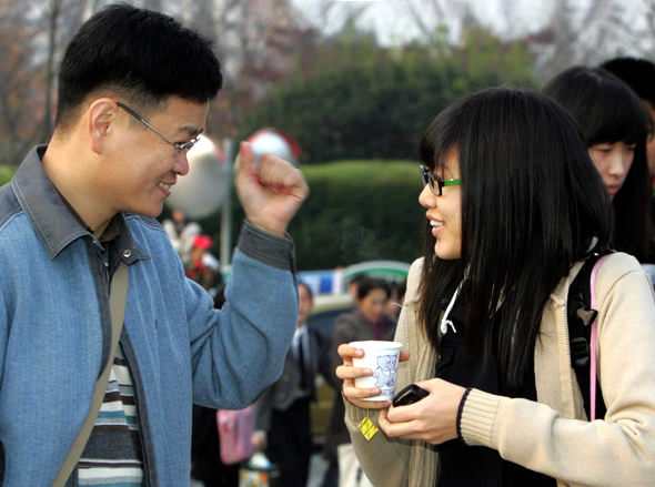 대학수학능력시험이 치러진 경남 창원 내동 창원여고 앞에서 15일 오전 한 선생님이 ‘파이팅’을 외치며 수험생 제자를 격려하고 있다. 창원/박종식 기자 <A href="mailto:anaki@hani.co.kr">anaki@hani.co.kr</A>